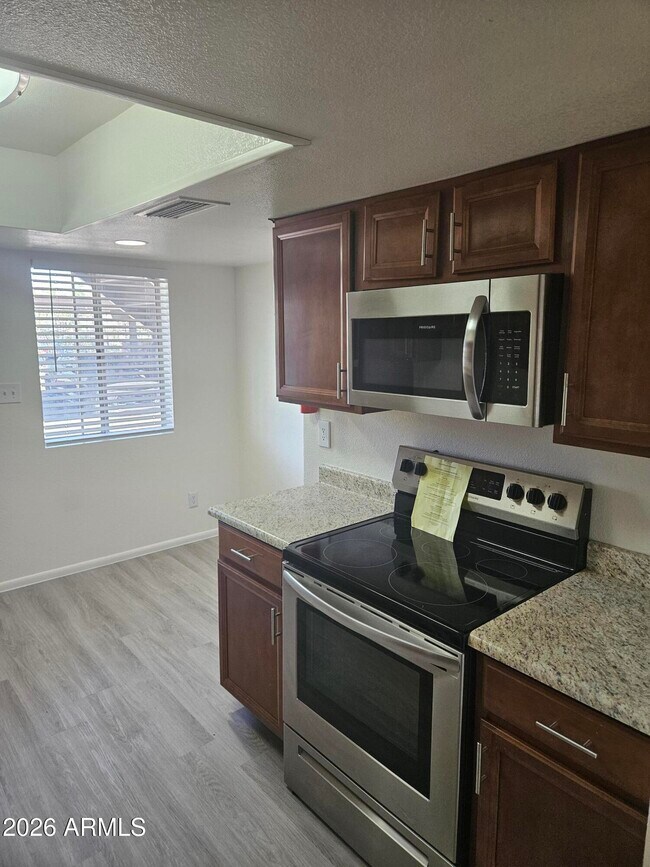 Foto del edificio - 3810 E Earll Dr