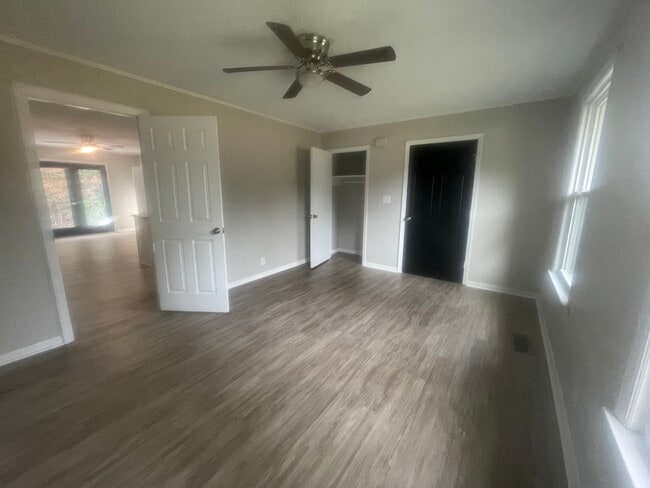 Building Photo - 984 Hampton Dr