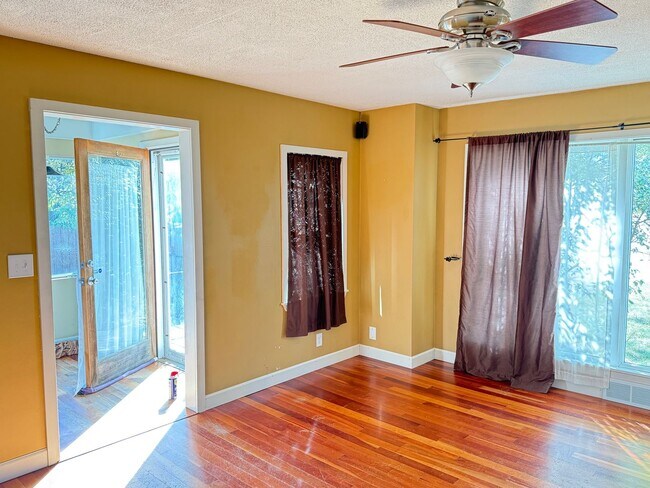 Foto del edificio - Charming 2 BR 1.5 bath house near ISU