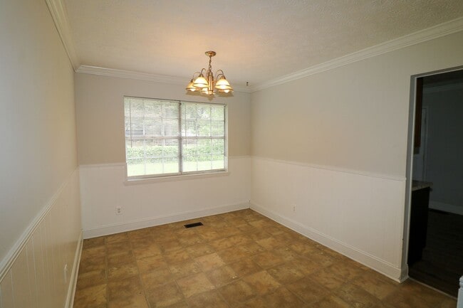 Building Photo - One level Home Close to Town