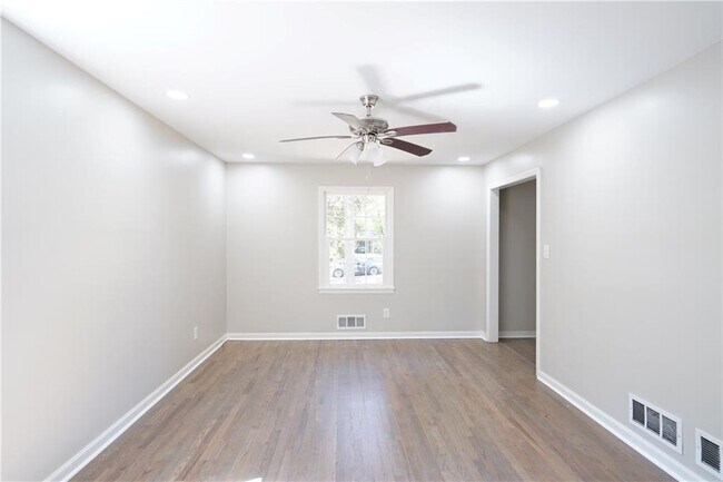 Building Photo - 2221 Pinecliff Dr NE
