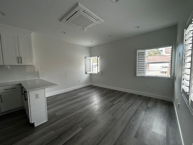 Building Photo - 3838 Balmont St