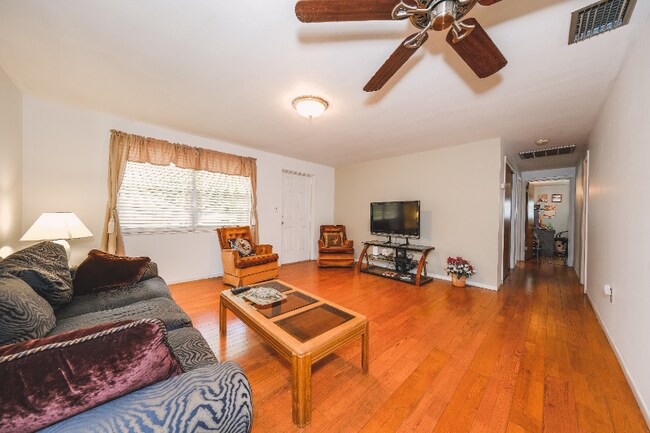 Foto del edificio - 408 Pinewood Ave
