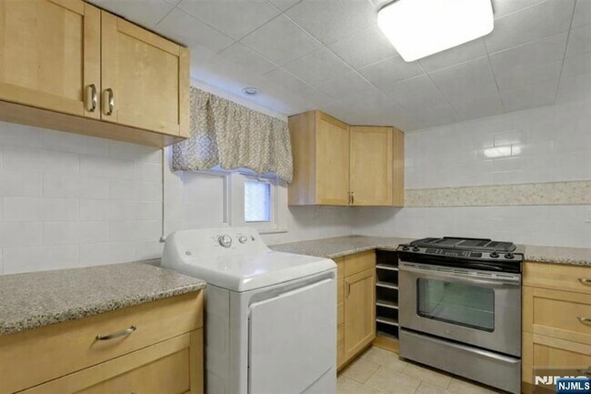 Building Photo - 355 Elm St