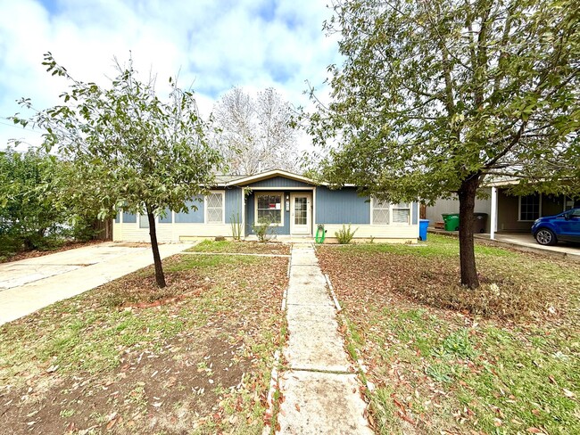 Building Photo - AVAILABLE NOW! 3 Bedroom / 2 Bath Home Nea...