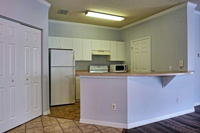 Building Photo - Second floor, 2/2 updated unit, available ...