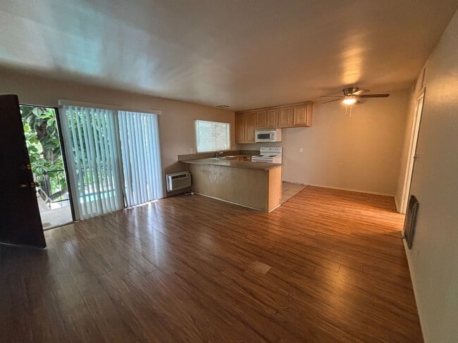 Foto del edificio - 6930 Fulton Ave