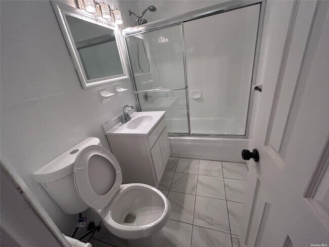 Building Photo - 528 Vermont St