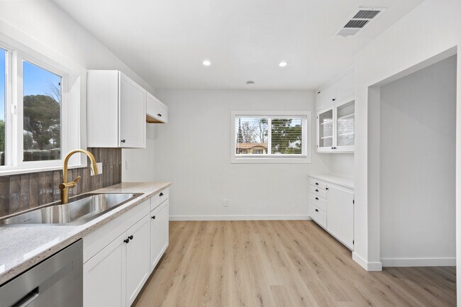 Building Photo - 1823 3rd St