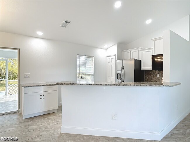 Foto del edificio - 18522 Robinson Ave