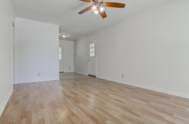 Foto del edificio - 8406 Burrell Dr