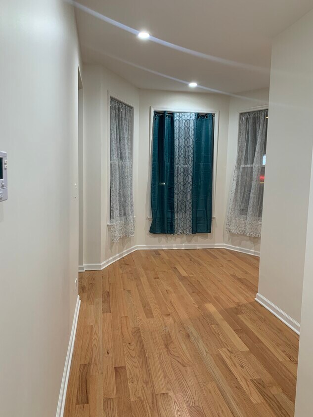 Foto principal - 3617 W Belmont Ave