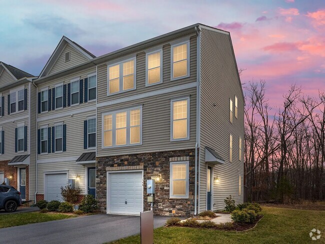 Building Photo - 148 Solara Dr