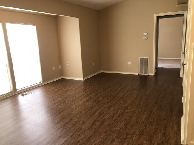 large living area - 2714 Bolivar St