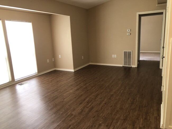 large living area - 2714 Bolivar St