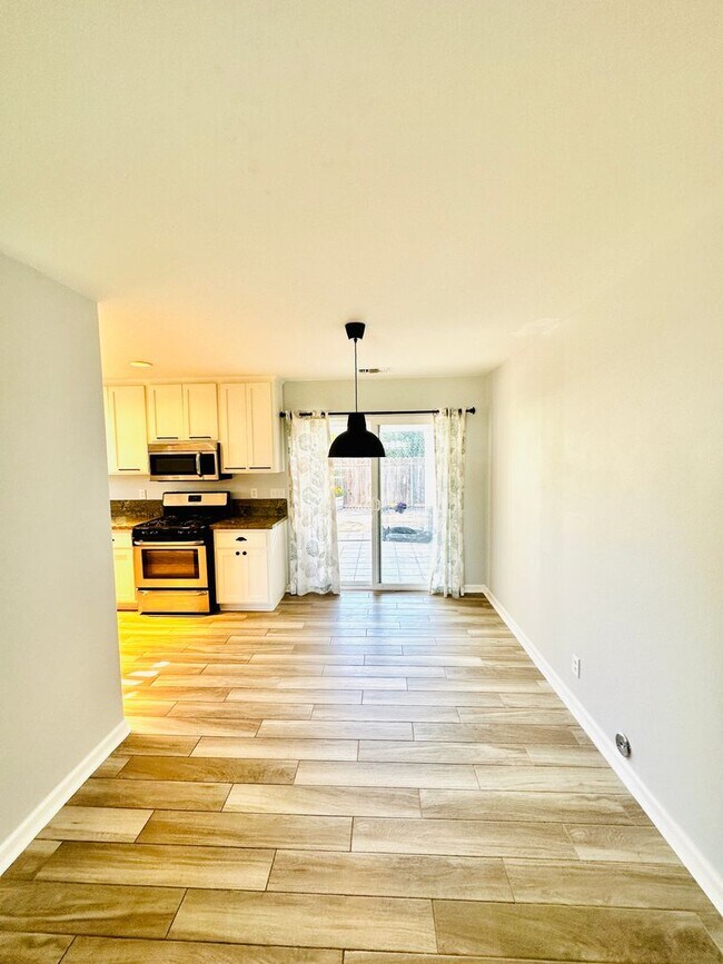 Foto del edificio - Welcome To Your Upgraded Oak View Home!