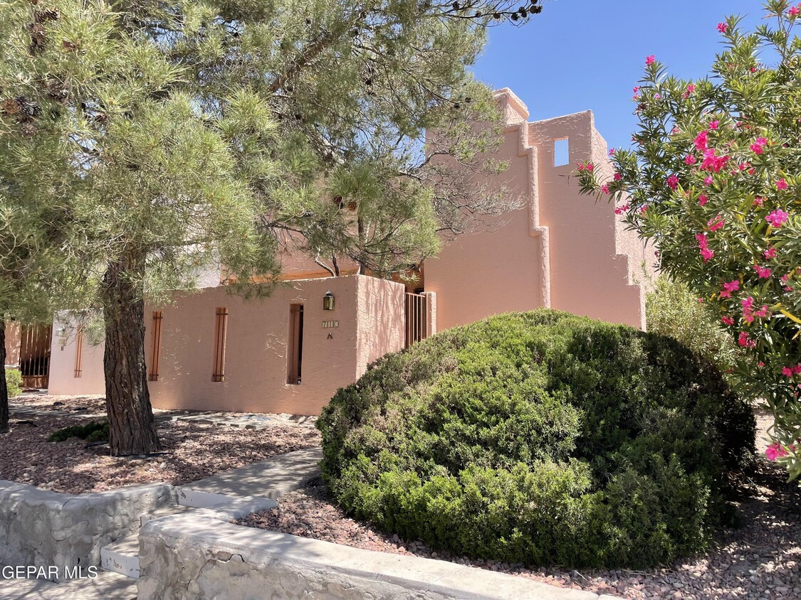Foto principal - 710 N Resler Dr
