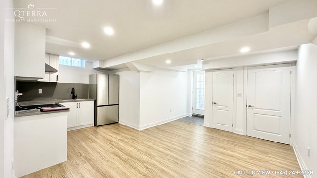 Building Photo - 1558 Somergrove Cres