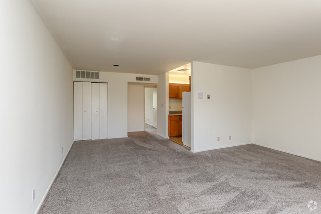 Living Room - Harbor Pointe Apartments