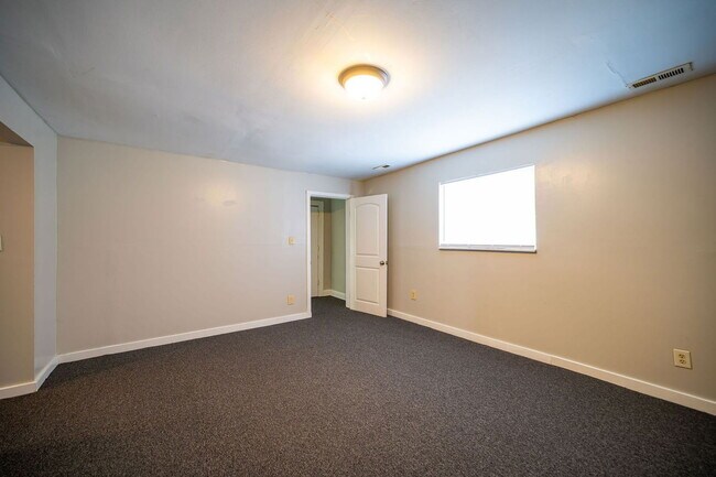 Building Photo - 1298 N 5th St