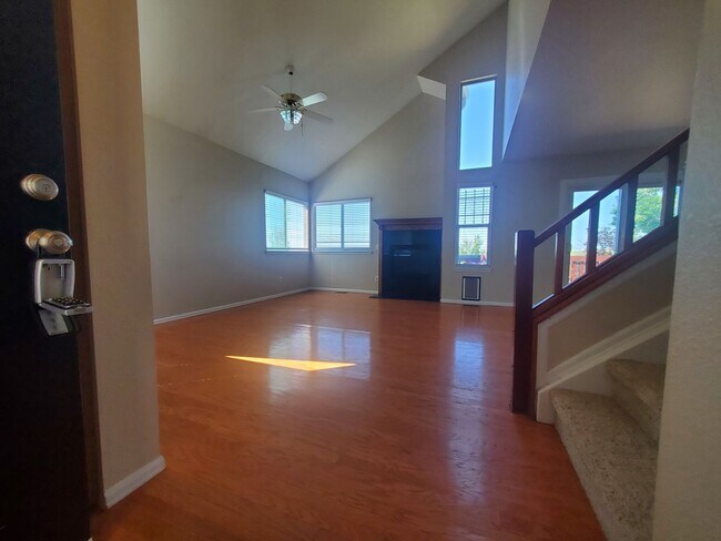 Foto del edificio - 3 Bedroom Home w Extra Room and 2 Car Garage in Stratford Lakes!