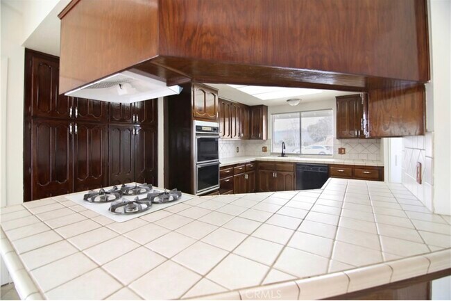Foto del edificio - 22234 Rosary Ave