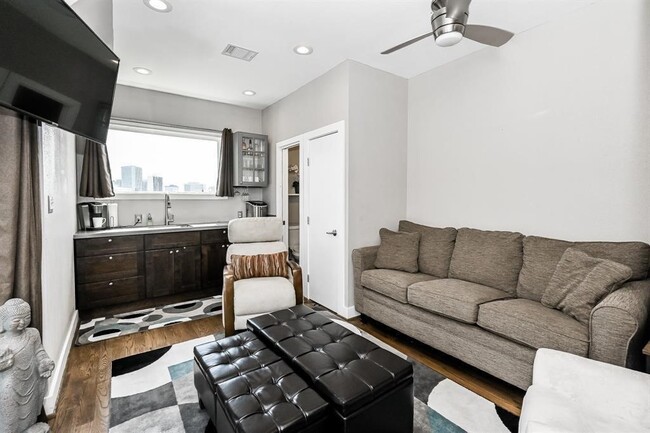 Foto del edificio - 1608 W Webster St