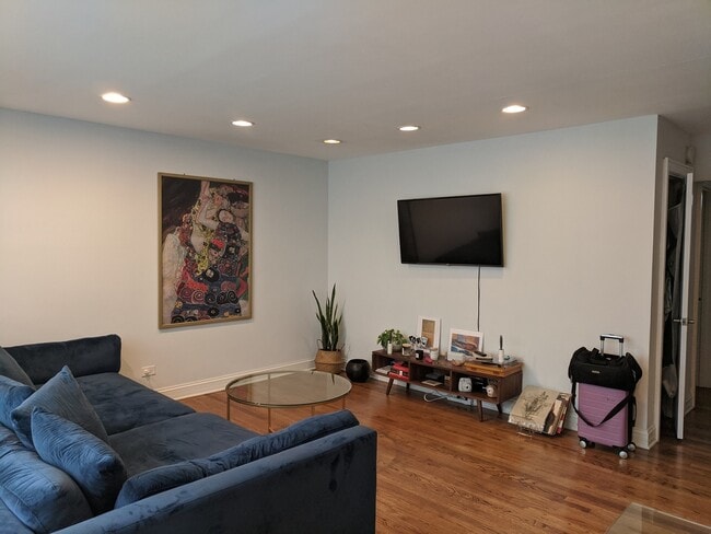 Building Photo - 6108 N Damen Ave