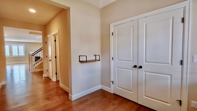 Building Photo - Beautiful Cedar Mills Home With An Easy Co...