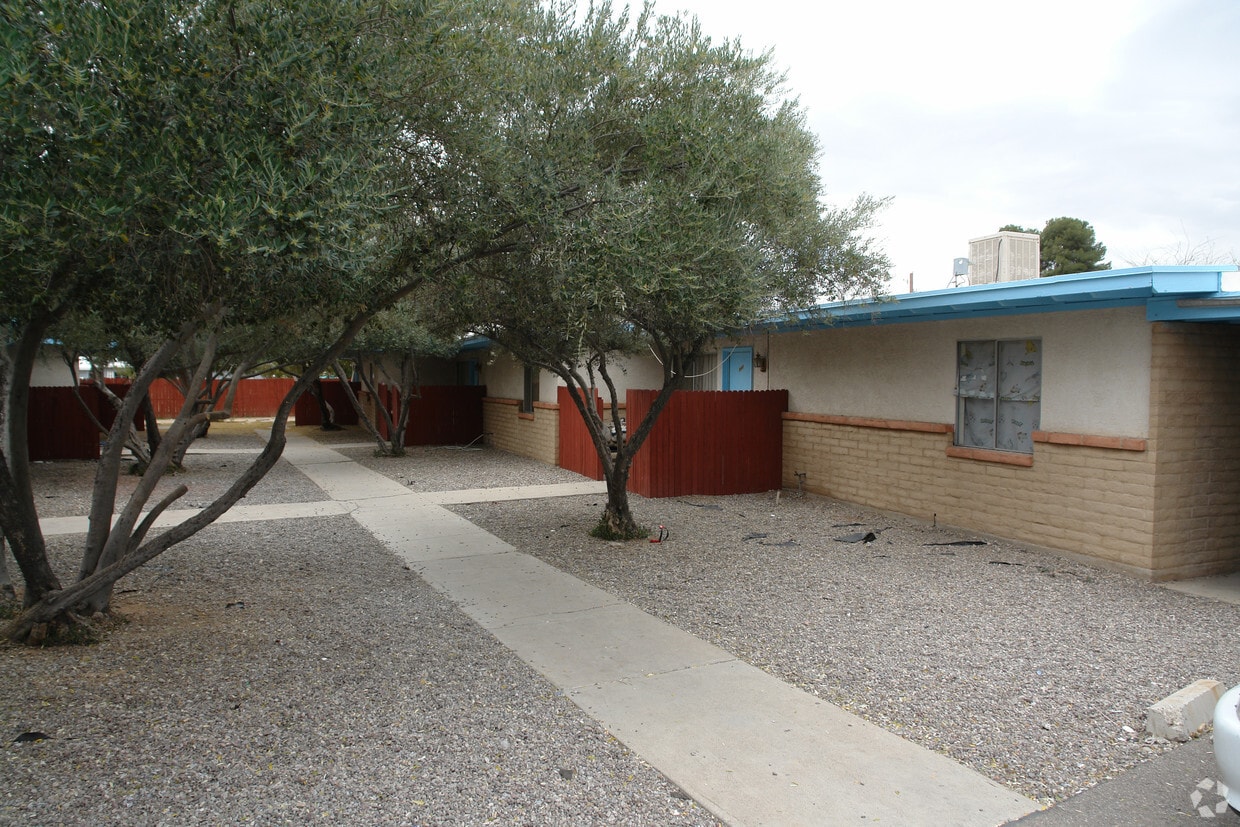 Building Photo - 2431-2441 N Fair Oaks Ave