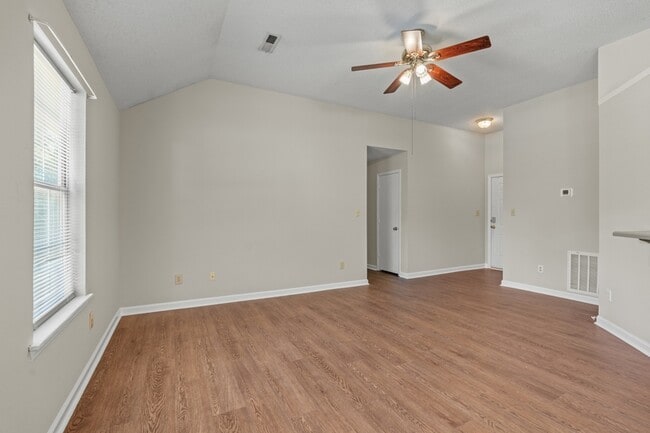 Foto del edificio - 100 River Oaks Dr