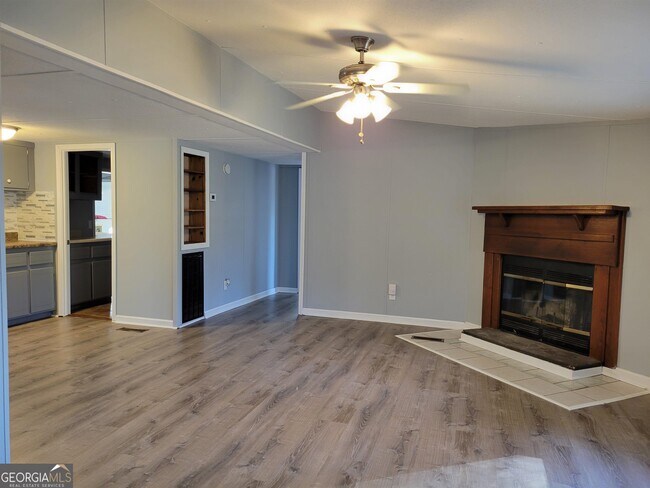 Foto del edificio - 1055 Burnett Ferry Rd SW
