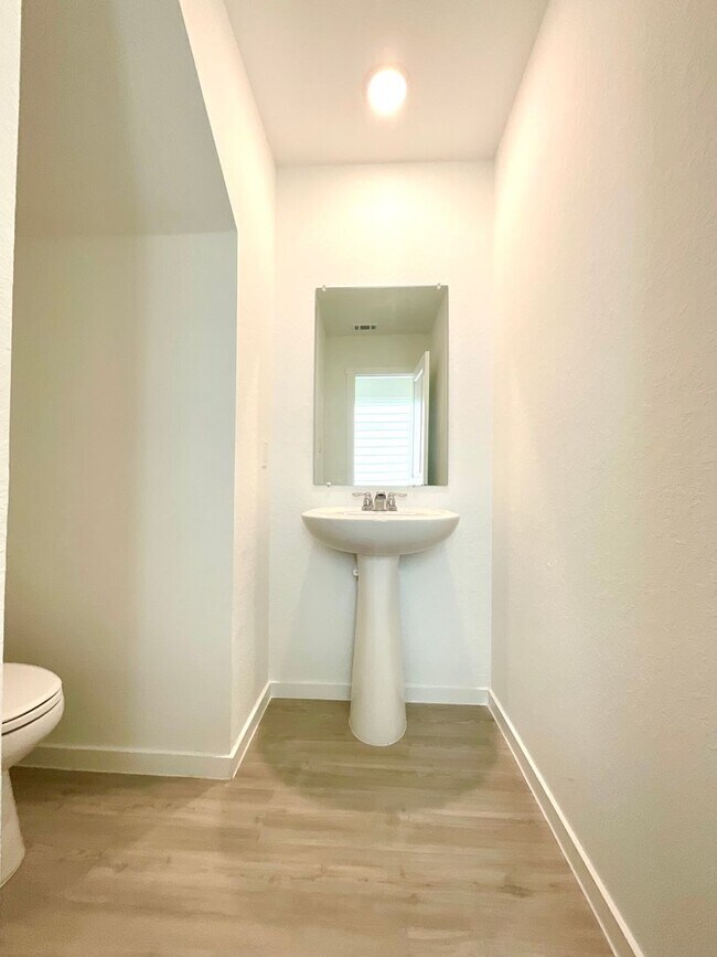 Foto del edificio - **APPLICATION RECEIVED** Modern 3-Bed, 2.5-Bath Home with Included Internet & Fenced Backyard in ...
