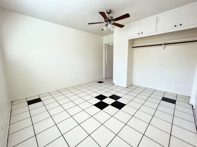Building Photo - 1-bedroom apartment with vintage charm!