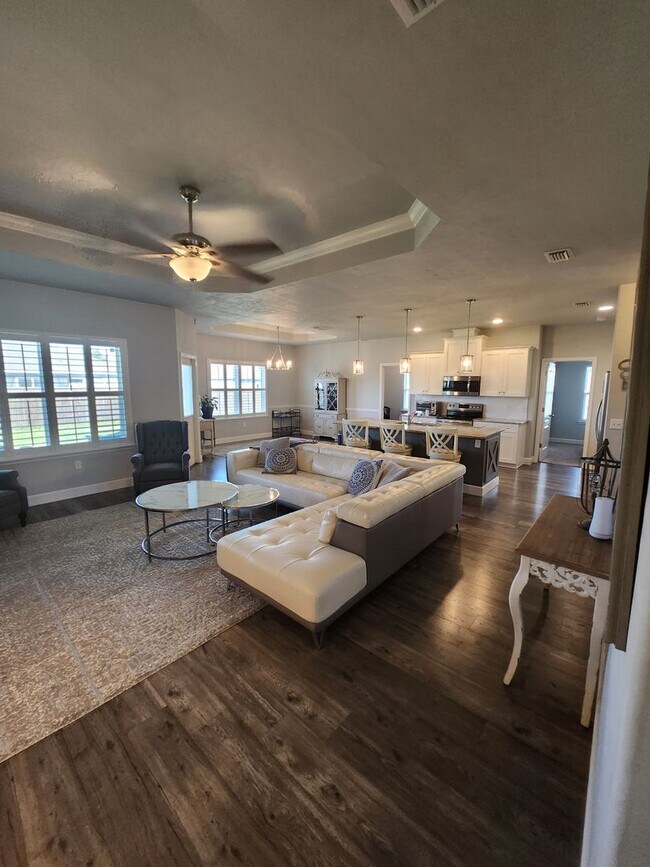 Foto del edificio - 4 Bedroom 3 bath home with fenced in backyard