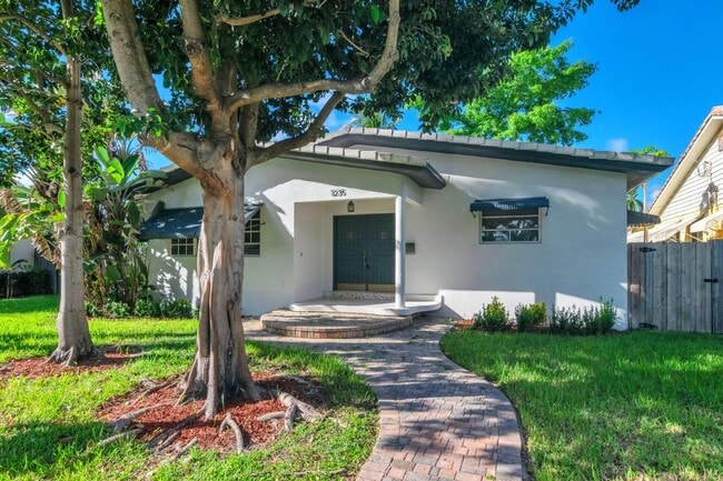 Building Photo - Beautiful Hollywood Home