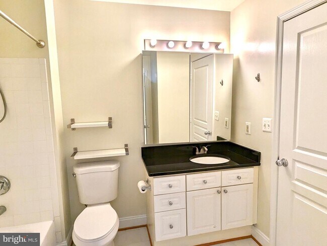 Foto del edificio - 5563 Seminary Rd