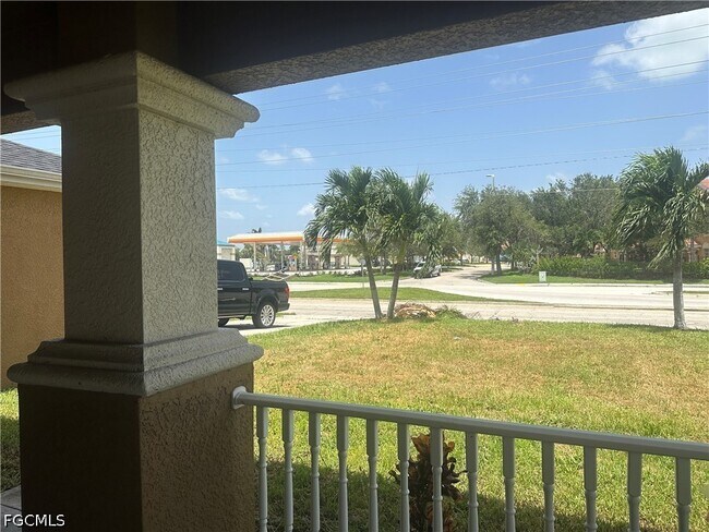 Foto del edificio - 1706 Kismet Pkwy E