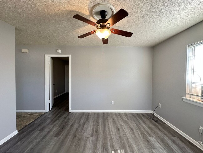 Building Photo - 403 Robertson Ave