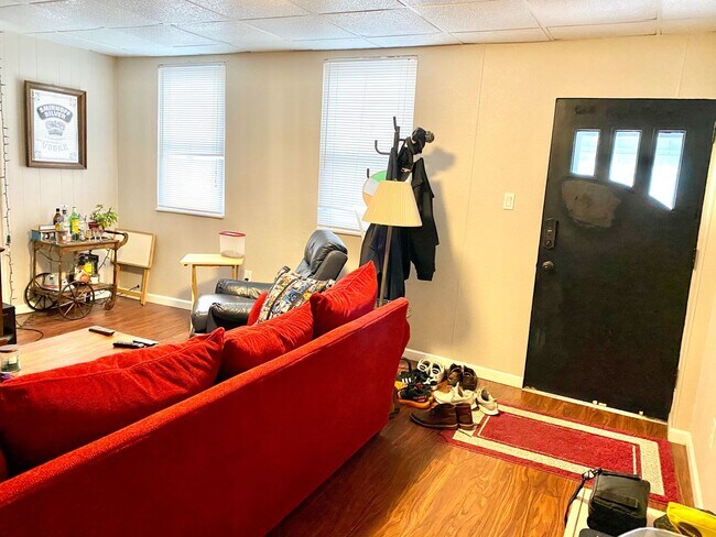 Building Photo - Three Bedroom House with Central Air and W...