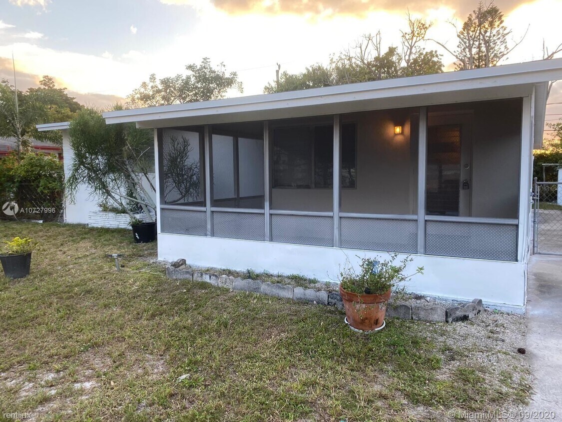 Primary Photo - 2 br, 1 bath House - 401 SW 25th Ter