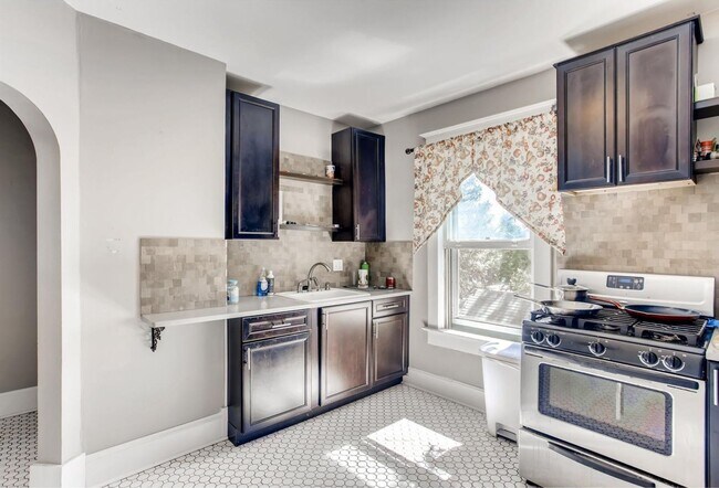 Building Photo - 1 Bedroom, 1 Bath blocks from Downtown Longmont
