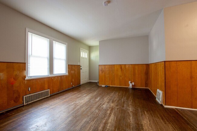Foto del edificio - 3 Bedroom / 1 Bath Home with Fenced Backyard!