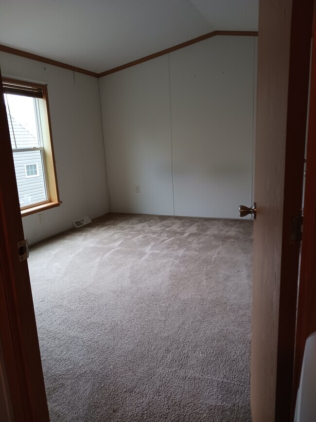 Building Photo - 208 Henniker St