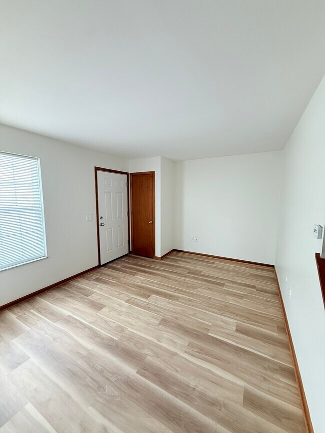 viviendo - 20 Eastgate Ave W