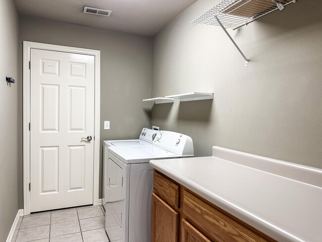 Building Photo - 952 Queen Annes Lace Dr