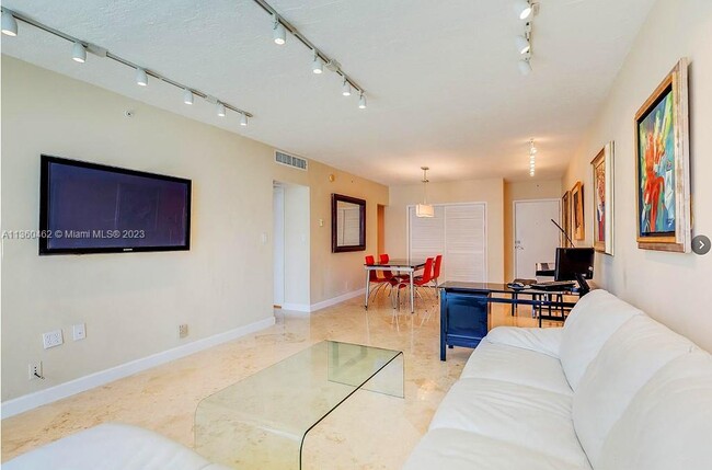 Foto del edificio - 3000 S Ocean Dr
