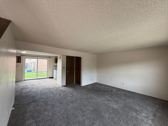 Building Photo - Two Bedroom, One and Half Bathroom Townhouse!