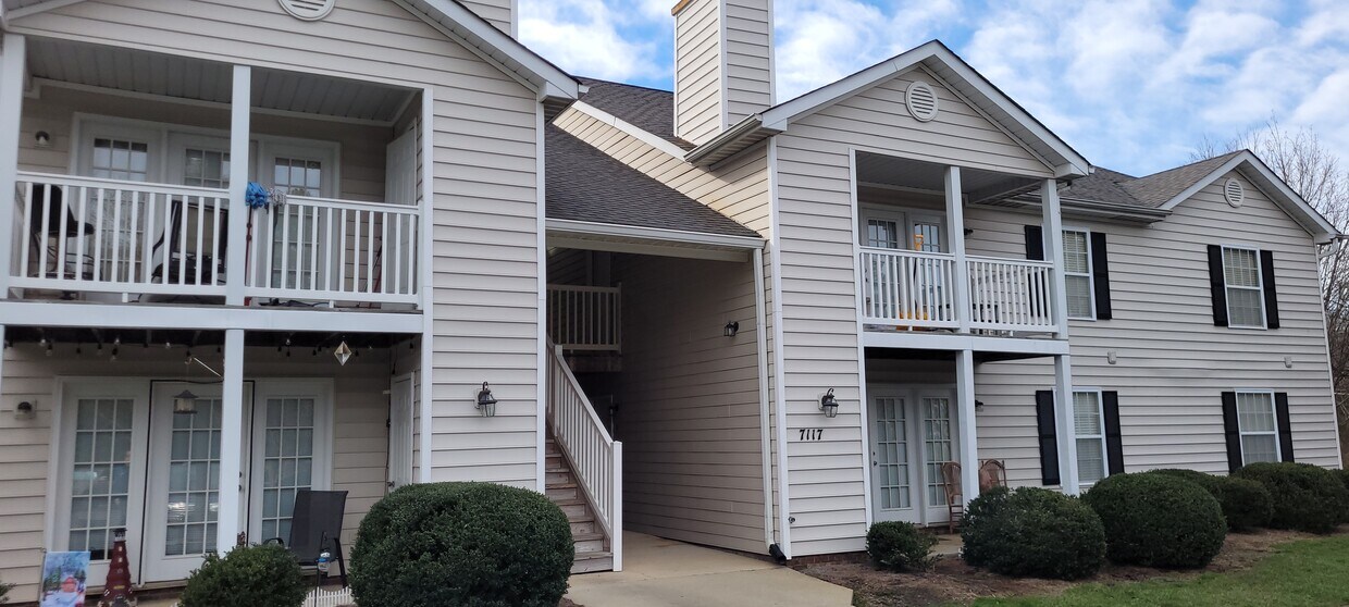 Foto principal - 7117 W Friendly Ave