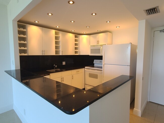 Building Photo - 20335 W Country Club Dr